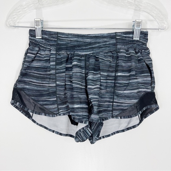Lululemon Hotty Hot Short II Low Tide Alpine White Black Size 6 - Picture 2 of 8